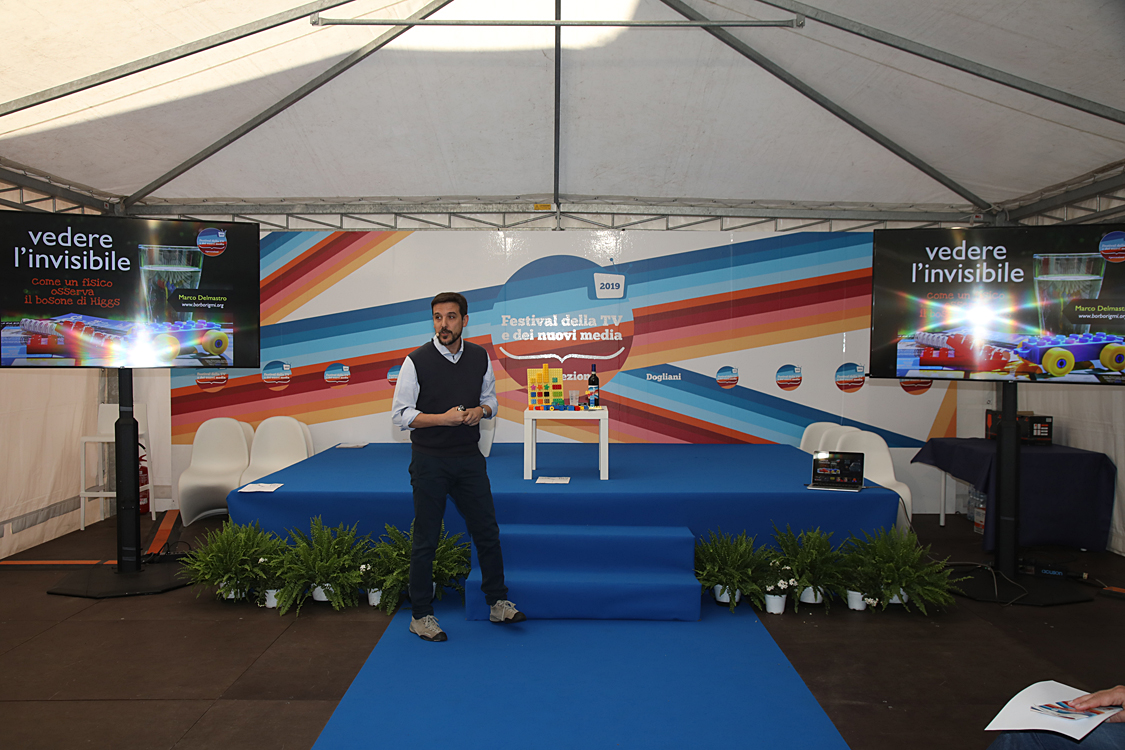 Festival della TV e dei Nuovi Media 2019_119.jpg - La Fisica nel quotidiano - Con Marco Delmastro  fisico delle particelle che lavora all’esperimento ATLAS al CERN di Ginevra,  affronteremo un viaggio attraverso i fondamenti, le motivazioni e la quotidianità della fisica delle particelle,  un viaggio che, grazie alla sua capacità di divulgazione, diventa accessibile a tutti.